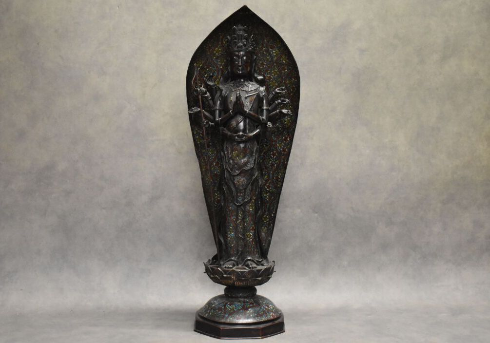 Asie. 一尊青铜神像，带有棕色的铜锈和掐丝珐琅，站在一朵莲花上，拿着Khakkara（僧侣携带的佛教仪式棒）。高度：98厘米