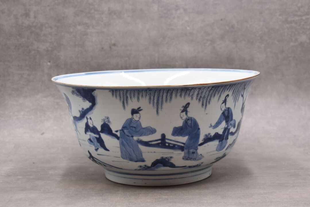 CHINE. Importante cuenco de ofrendas de porcelana con decoración azul de escenas&hellip;