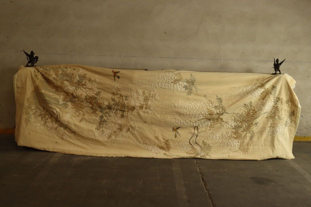 Asie. Paire de broderies sur soie, tampon en bas à droite. Dimensions: 310x115cm&hellip;
