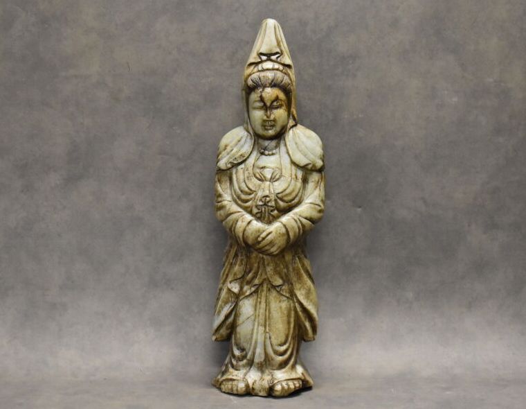 Asie. Divinité en pierre dure imitant le jade sculpté aux mains jointes. XXe siè&hellip;