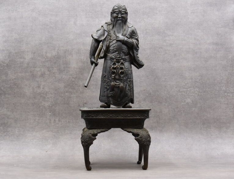 JAPON ou CHINE. Un guerrero de bronce con pátina marrón sobre una base elaborada&hellip;