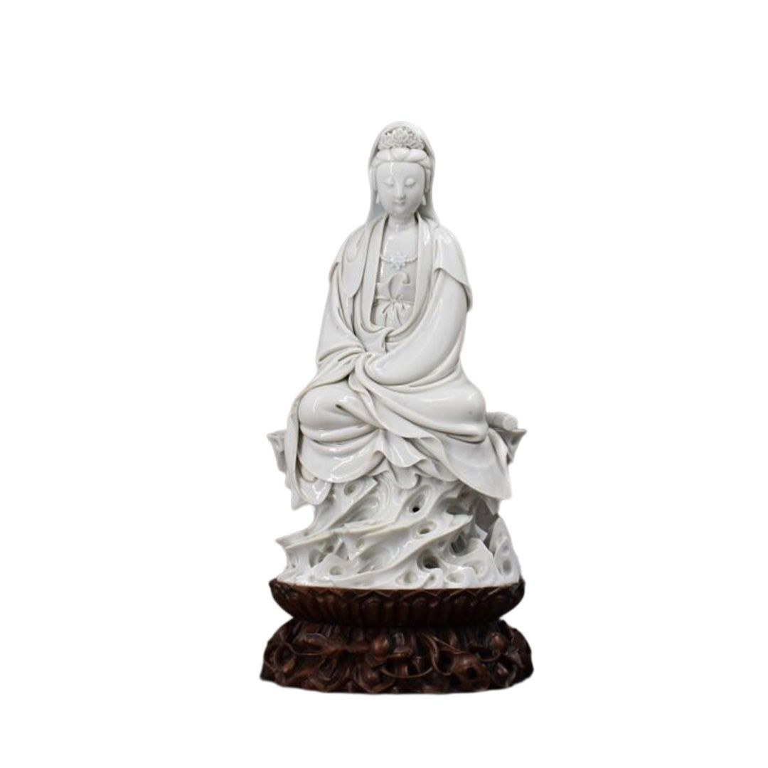CHINE. 坐在木质底座上的瓷器神像。标有双重印章。总高度：33厘米