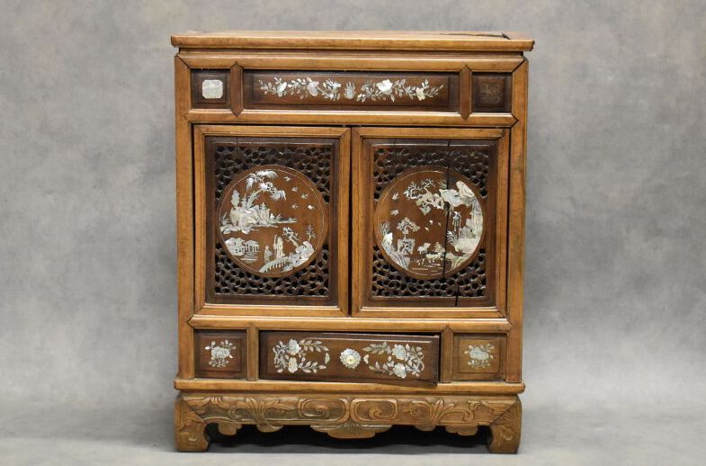 CHINE. 一个模制和雕刻的木柜，前面有两扇门和一个抽屉，装饰有珍珠母镶嵌。尺寸：59.7 x 50 x 26厘米。