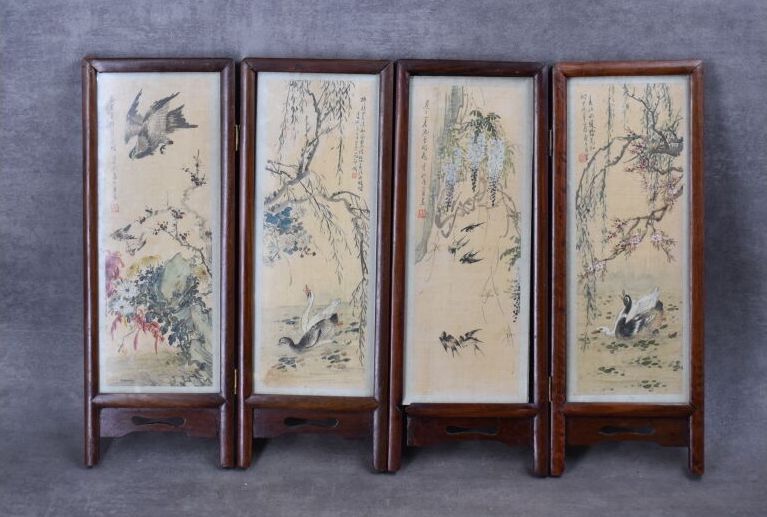 CHINE. Paravento da tavolo a quattro ante con quattro dipinti su seta di uccelli&hellip;
