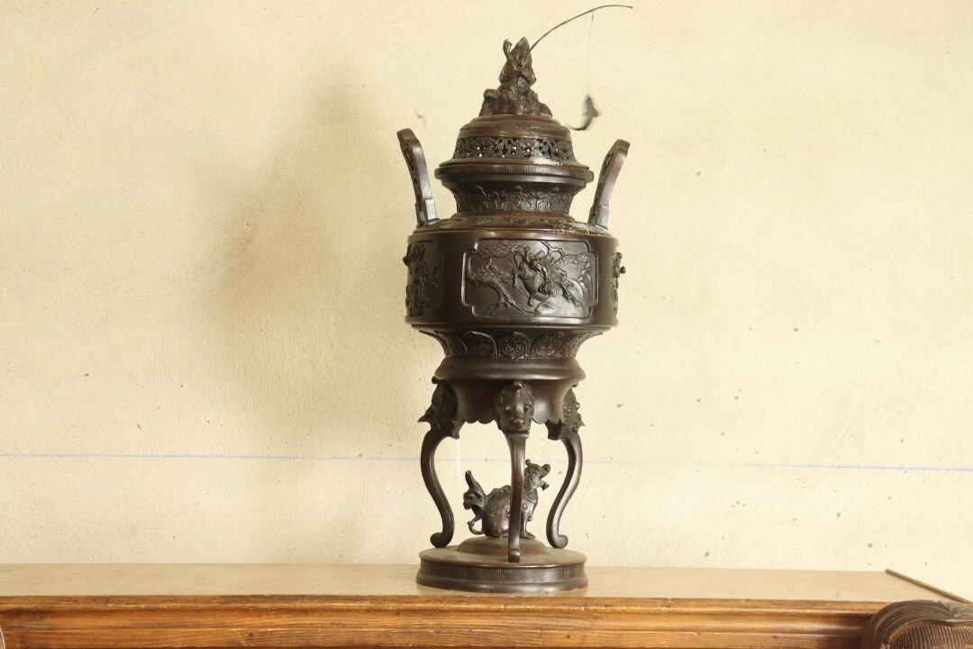 CHINE. Important perfume burner in bronze. Height: 76cm. Missing the cane