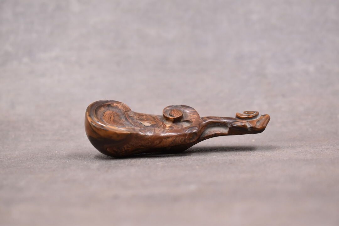 CHINE. Objet de lettré. Carved hard stone brush holder. Dimensions : 2,3 x 8,3 x&hellip;