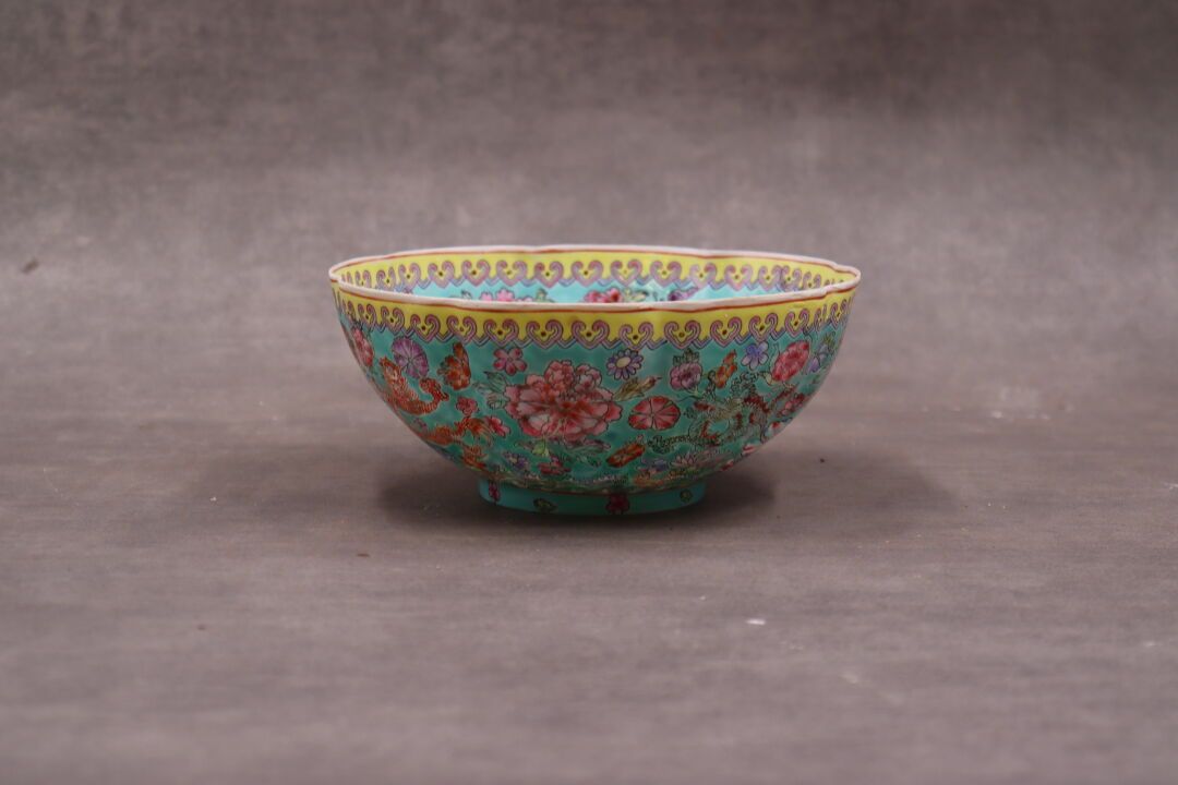 CHINE. 绿松石背景的多色花和五爪龙装饰的精美瓷质大叶碗，黄边。底下有红色印章。高度：8厘米。颈部直径：18.2厘米