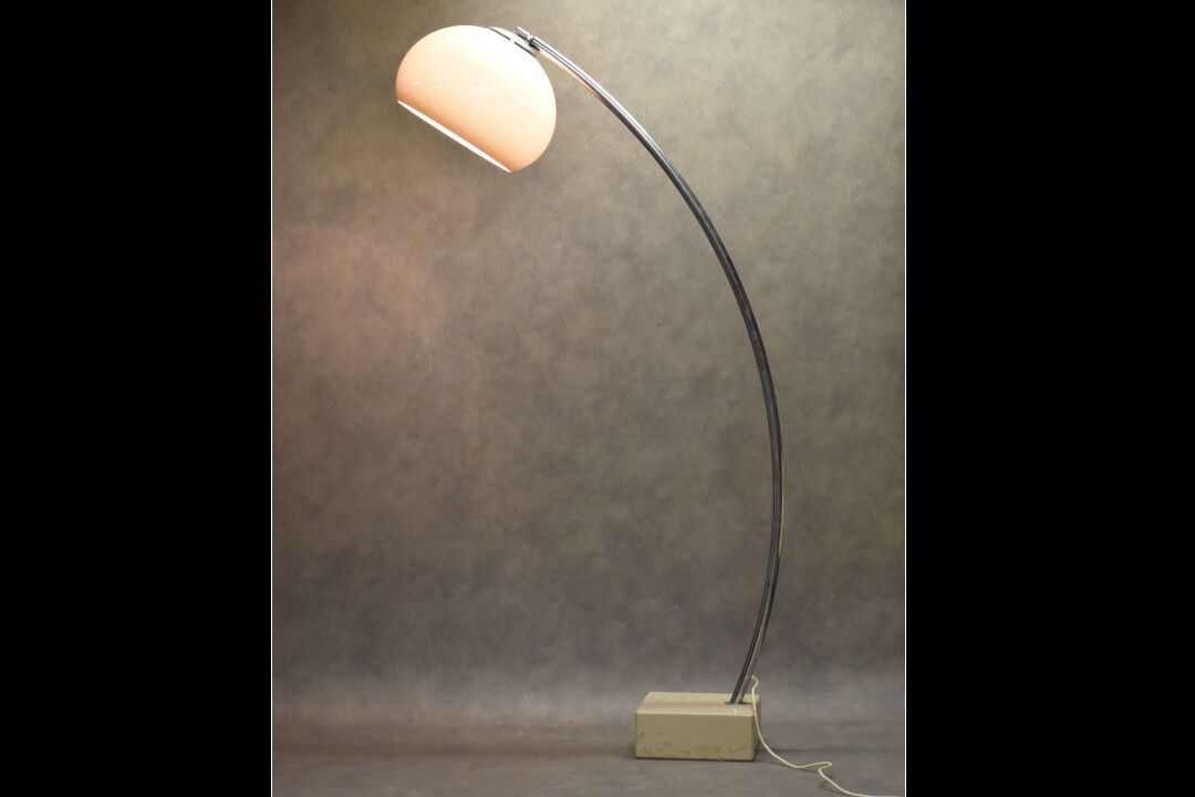 Dans le goût de Knoll. Floor lamp with marble base and adjustable shaft in tubul&hellip;
