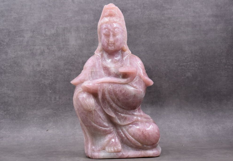 CHINE. Sculpted jadeite divinity with half-closed eyes, crossed arms and a knee &hellip;