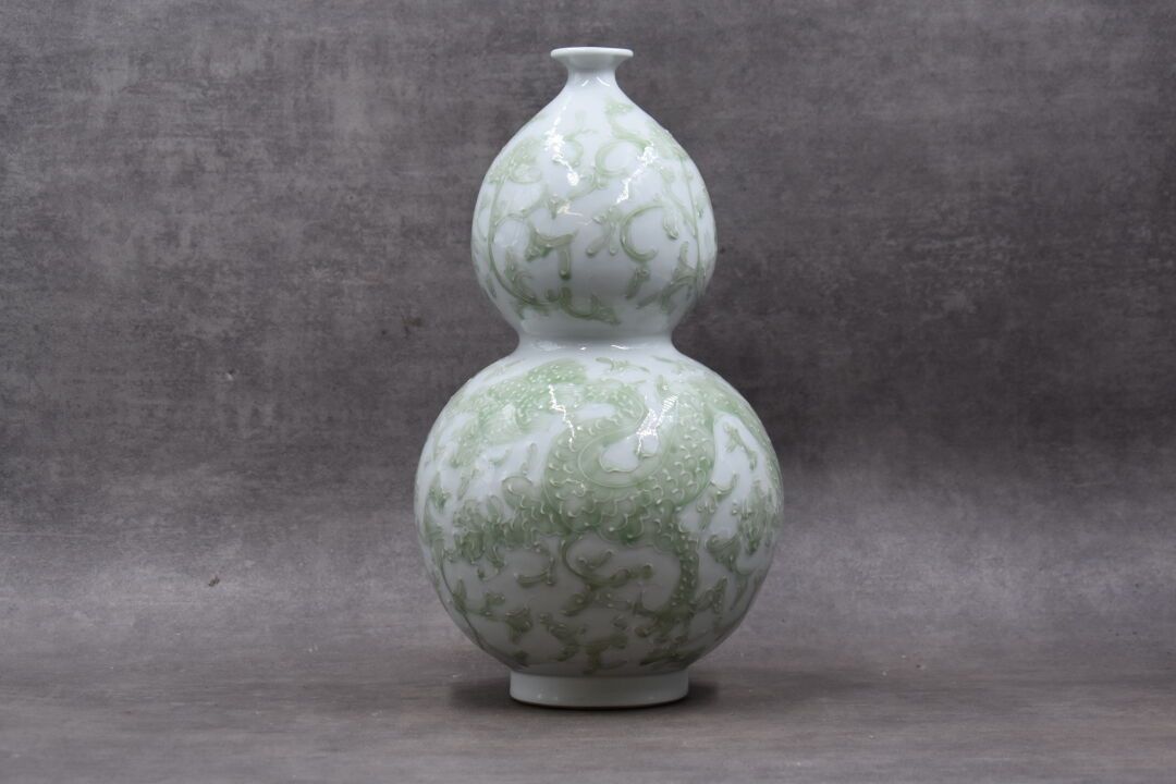 CHINE. Vaso a doppia pancia in porcellana smaltata, decorato con un drago verde &hellip;