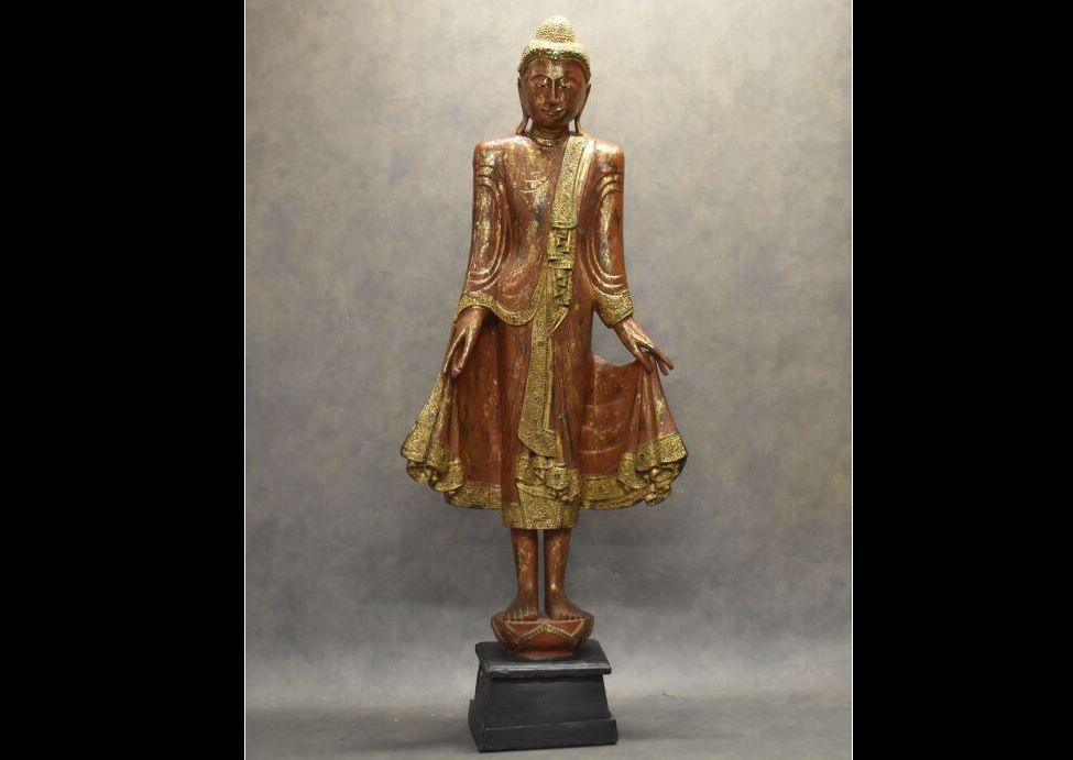 CHINE. 黑金漆木雕像，镶嵌珍珠，独立的木雕底座。20世纪。总高度：170厘米