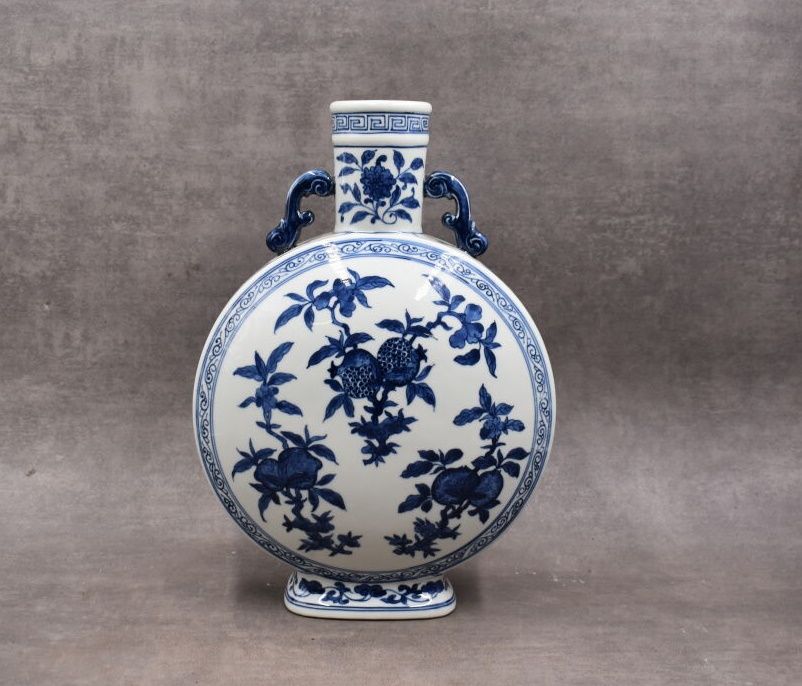 CHINE XX siècle. Jarrón de porcelana blanco-azulada con forma de calabaza, decor&hellip;