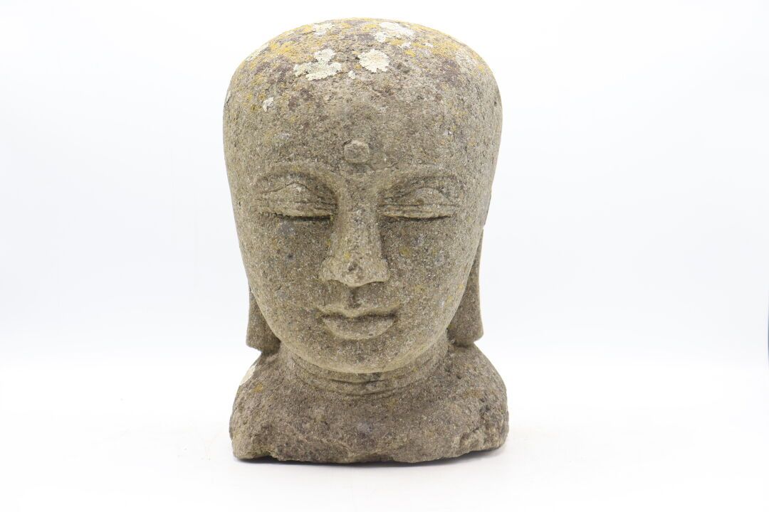Asie. Head of deity in stone carved with closed eyes. Height: 30cm.