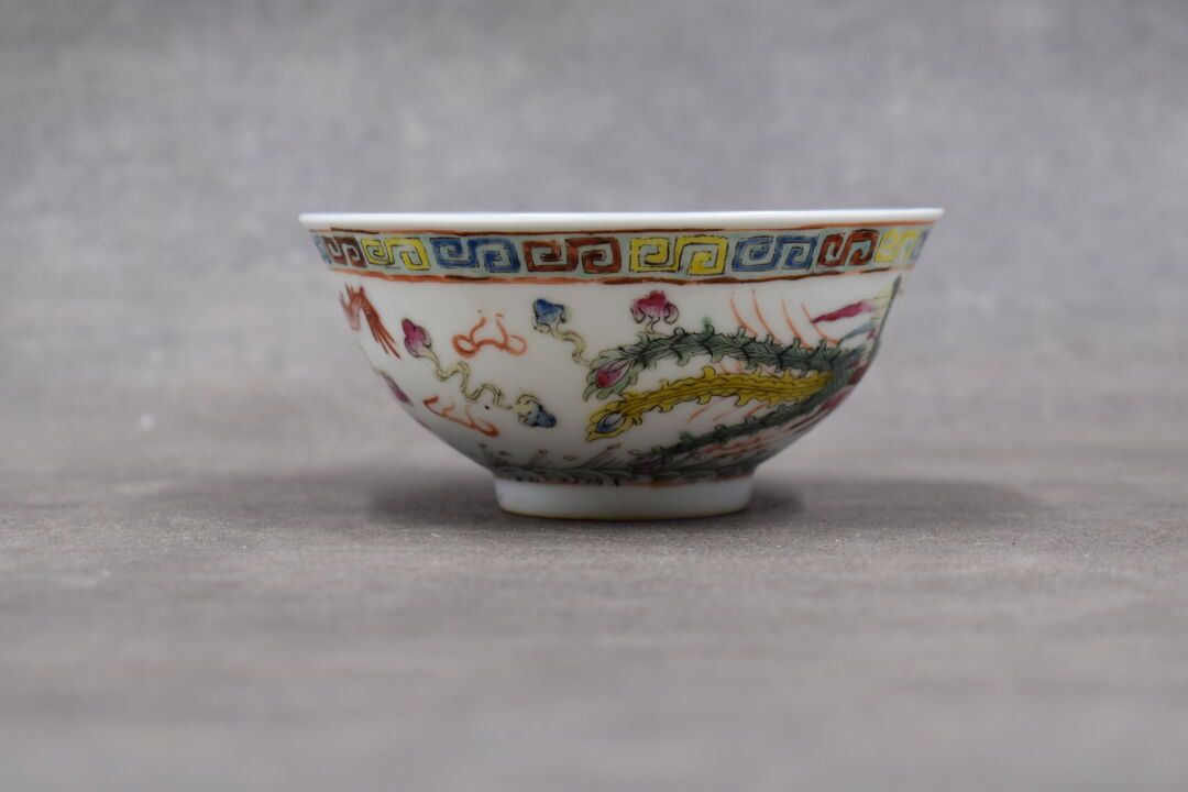 Asie. 饰有龙纹的瓷碗。高度：5厘米。直径11.5厘米