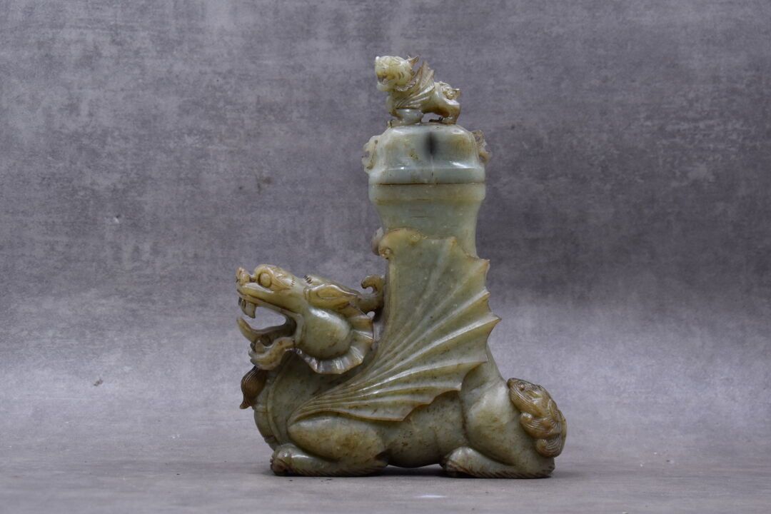 CHINE. 仿玉的硬石香炉，形状为张嘴的龙，盖子上有龙的装饰。高度：29厘米