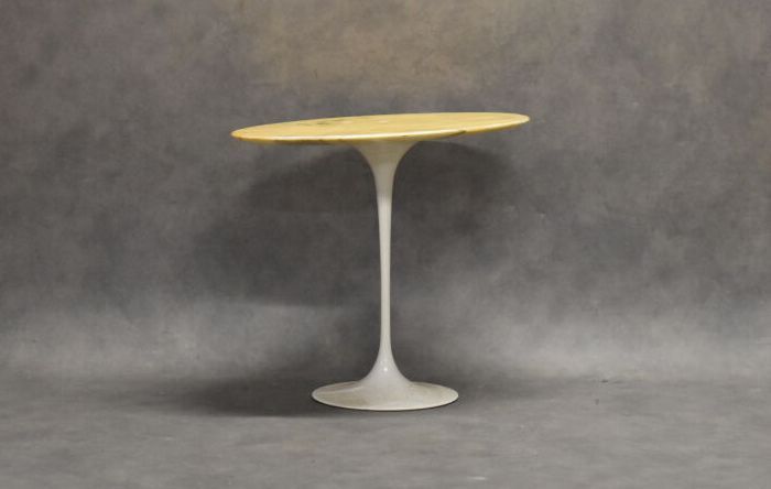 Eero SAARINEN (1910-1961) pour KNOLL. Bout de canapé à piètement tulipe et dessu&hellip;