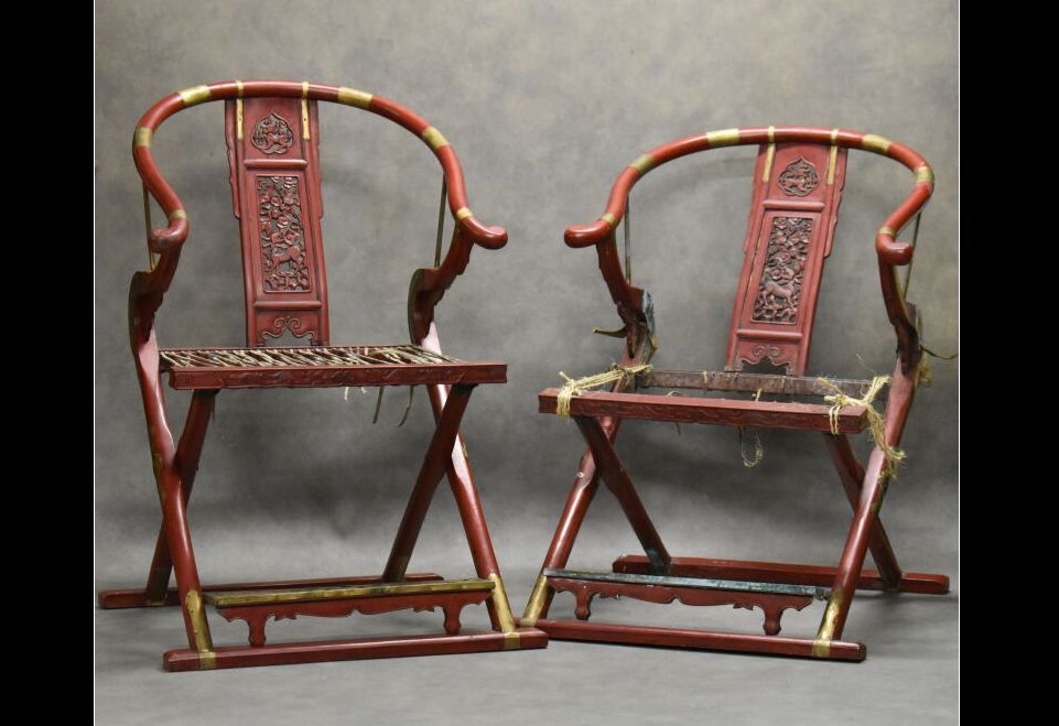 CHINE. 一对雕刻和红漆的木制折叠扶手椅，镂空的椅背上有嵌合体和花朵，镀金的黄铜，座椅为编织的绳索。19世纪。尺寸：94 x 62 x 73厘米。

可见的&hellip;