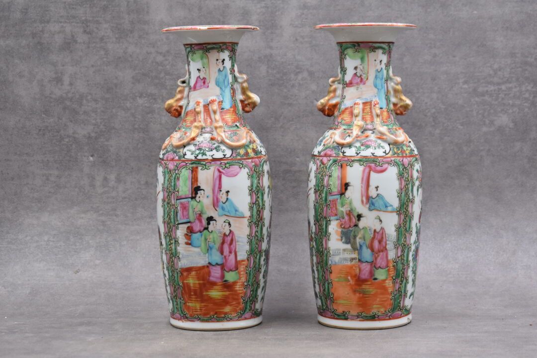 CHINE-Canton. 一对陶瓷花瓶，装饰有人物和叶子的场景，动物把手。高度：30厘米。直径：10厘米