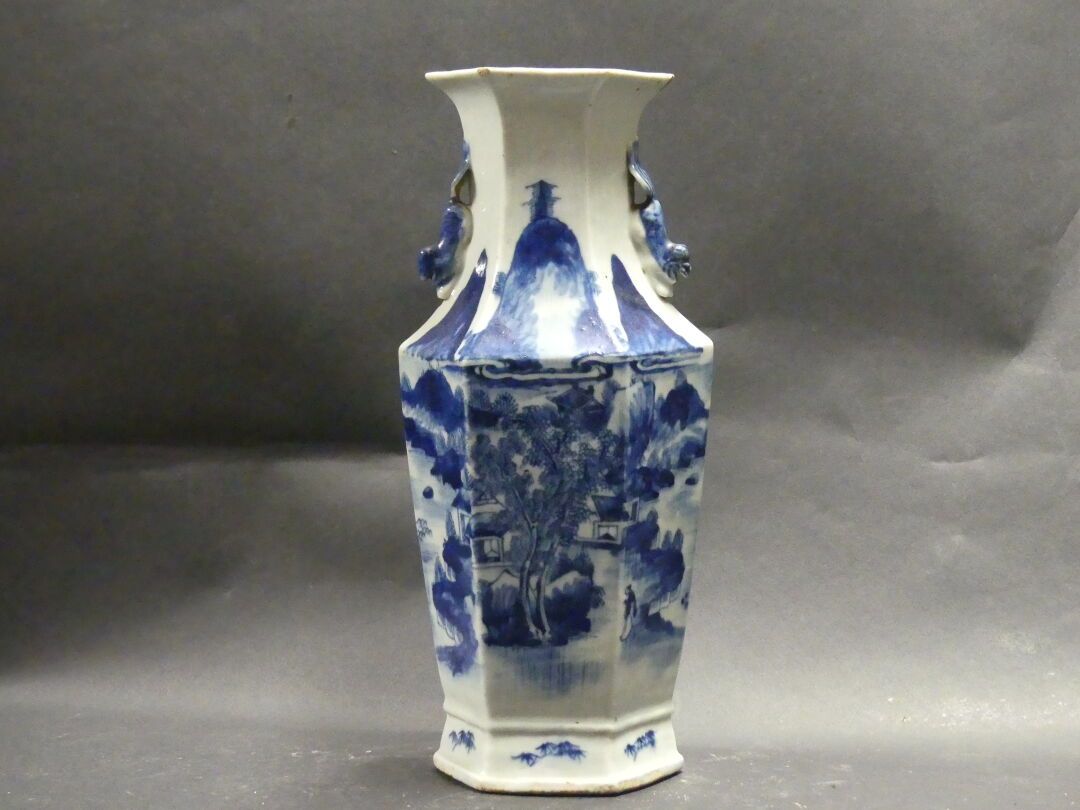 CHINE. 一个20世纪的中国青花瓷花瓶 高度：33厘米。芯片。