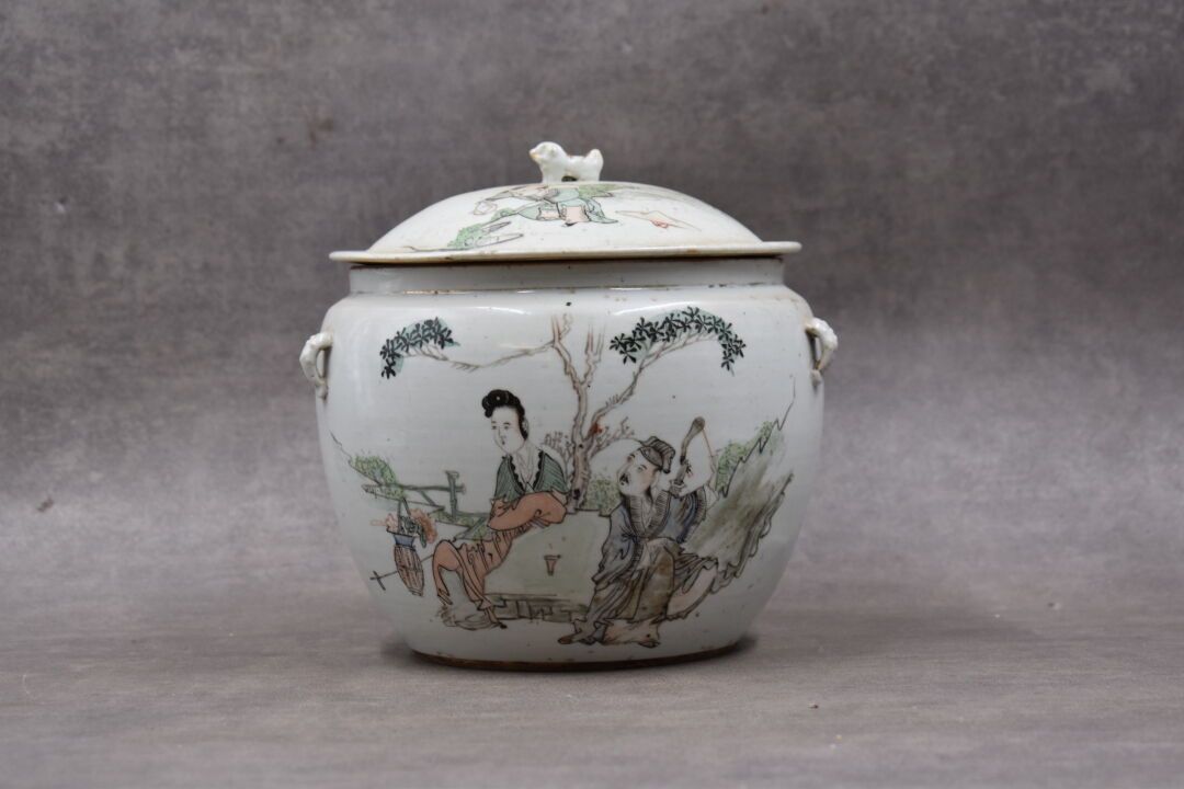CHINE. Pot couvert en porcelaine à décor de scènes de personnages polychromes. S&hellip;