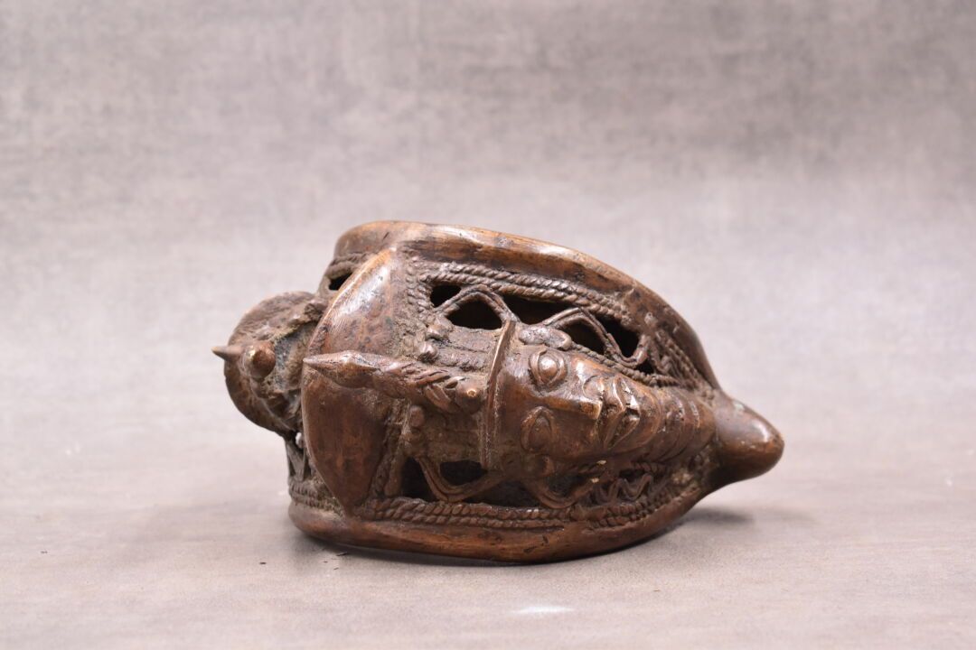 AFRIQUE. 贝宁。镂空巡游手镯，铜质，有镂空装饰和浮雕面具。尺寸：10.5 x 17 x 16.5厘米