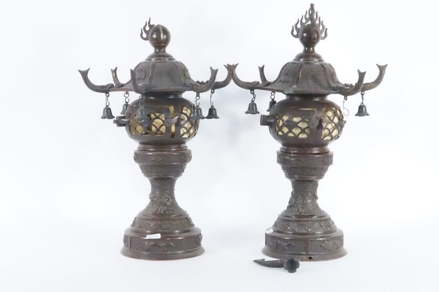 JAPON. 一对青铜灯笼，宝塔形，带铃铛，上部装饰着一颗燃烧的珍珠。 20世纪初。高度：48厘米（损坏和丢失的部分）