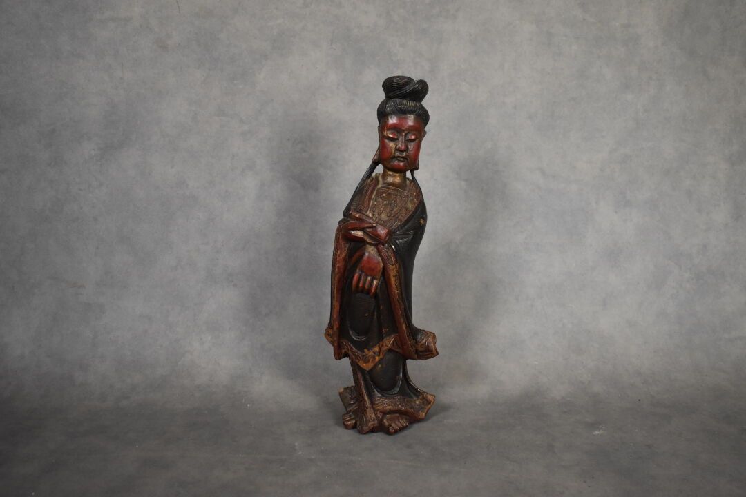 CHINE. Guanyin en bois polychrome. Hauteur : 46 cm