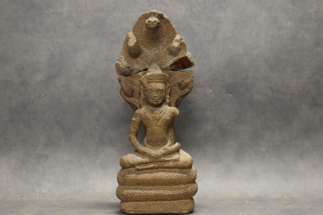 INDE. 三层平台上的盘腿佛像，有一个蛇形台阶。这条眼镜蛇被称为Mukhalinda或Muchalinda，被认为是佛祖的保护者。19世纪。高度：63厘米。损&hellip;
