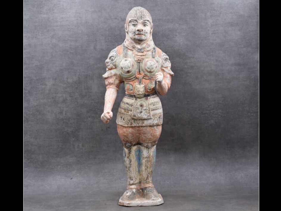 CHINE. Stehender Soldat aus mehrfarbigem Terrakotta, polychromierte Ornamente. E&hellip;