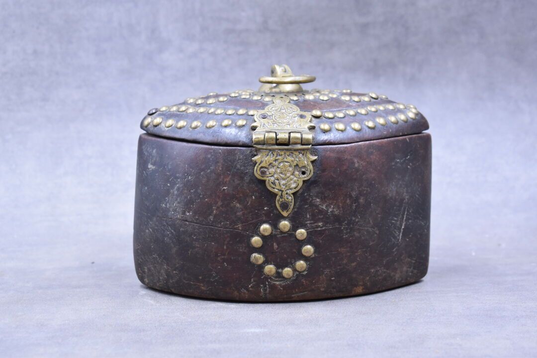 INDE. 雕刻的硬木箱，为伊朗或东非生产设拉子或桑给巴尔箱，镀金的铜钉和扣子。尺寸：15 x 20 x 12厘米