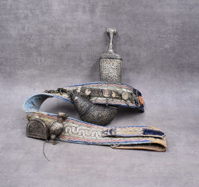 YEMEN. 钢制、织物和当地银制的Janbiya，有镶嵌装饰。
