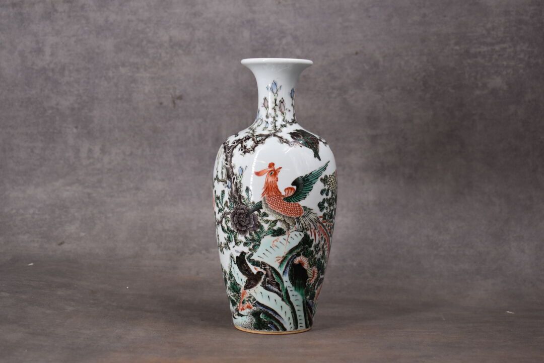 CHINE. 瓷制阳台花瓶，有鹭鸶装饰。底座下有标记。高度：24厘米