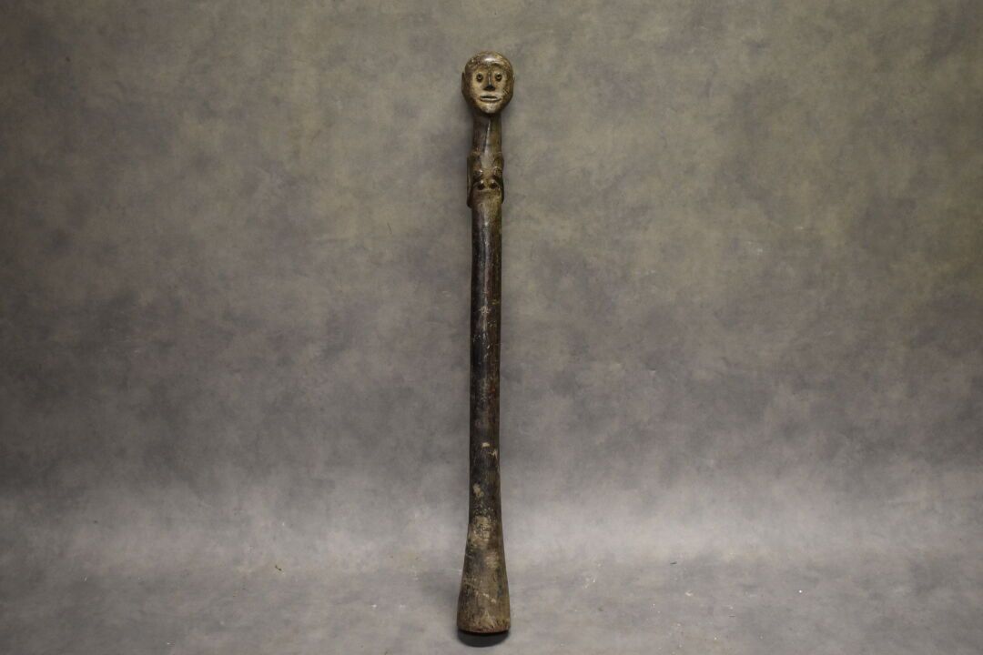 AFRIQUE. Instrument de musique à vent en bois sculpté en forme de buste de femme&hellip;