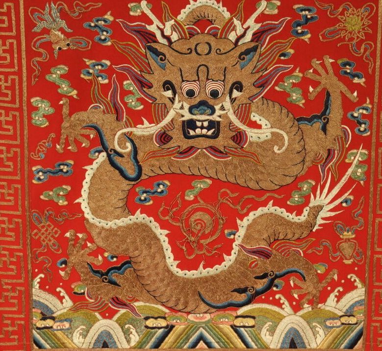 CHINE. Bordado con decoración de dragones, enmarcado y grapado sobre panel. Dime&hellip;