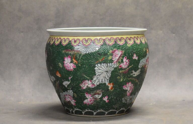 CHINE. Porcelain cover-pot with outside decoration of birds in the middle of gre&hellip;