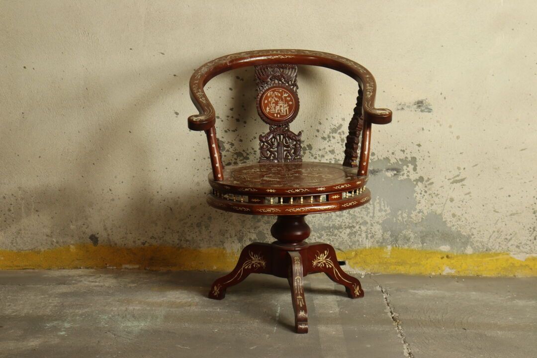 Asie. 木制办公椅，骨质镶嵌，装饰有人物、龙和植物。19世纪晚期。尺寸：80 x 63 x 50厘米