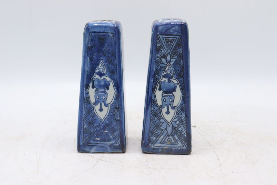 Asie. Paire de sceaux en porcelaine bleu/blanc à décor de pot fleuri à sommet pe&hellip;