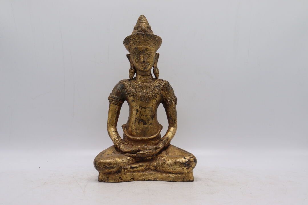 Asie. Statue of a gilded bronze divinity seated with hands joined Height: 28cm.