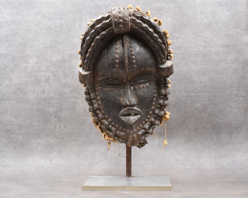 AFRIQUE. 嵌有贝壳和铃铛的编织皮革面具。高度：44厘米