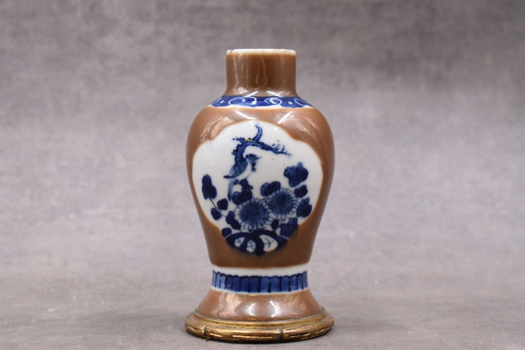 CHINE. 瓷器花瓶，花鸟图案，铜器上有凹凸纹和鎏金。底座下有签名。19世纪。高度：13.5厘米。高度：3.5厘米。缺陷和裂缝