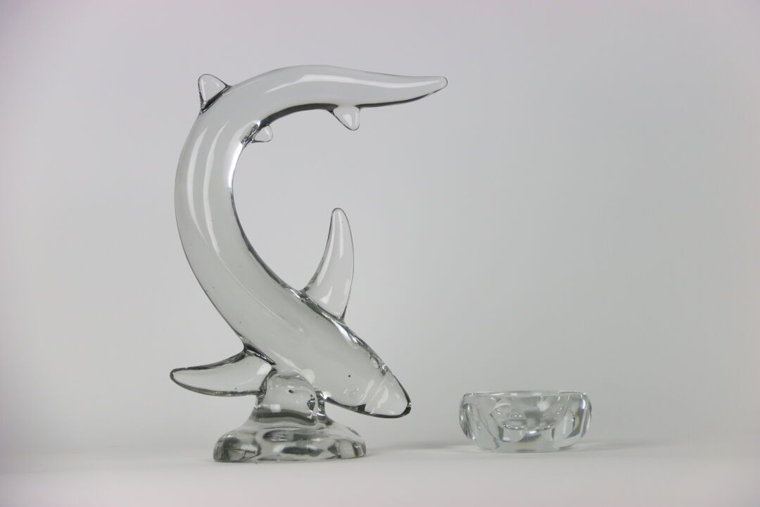 Null Hai aus Kristallglas. Höhe: 35 cm. Ein Aschenbecher aus Kristall mit der Si&hellip;