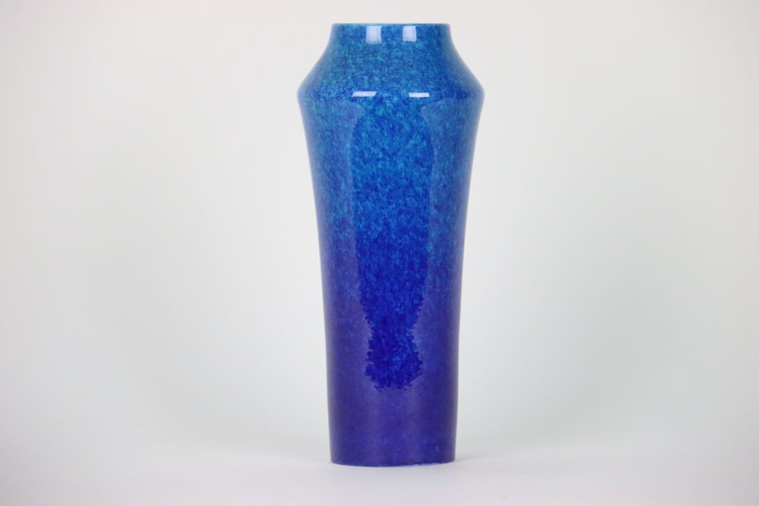 Null Sévre和Paul Millet制造。蓝色瓷器花瓶，背面有签名。高度：26.6厘米