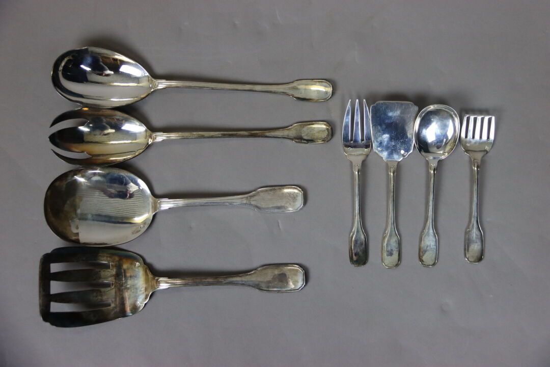 Null 一套带有Minerva标志的银制餐具，包括两个沙拉用具，一个勺子，一个沙丁鱼勺。雪糕勺、沙丁鱼勺、甜点叉一套，净重：574克