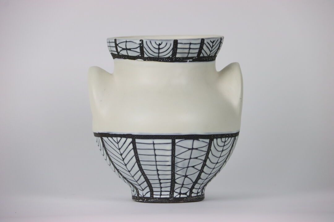 Roger CAPRON (1922-2006) 罗杰-卡普隆（1922-2006）。白色陶瓷的耳朵花瓶，保留了黑色几何石蜡的装饰。底座下有黑色签名的Valla&hellip;