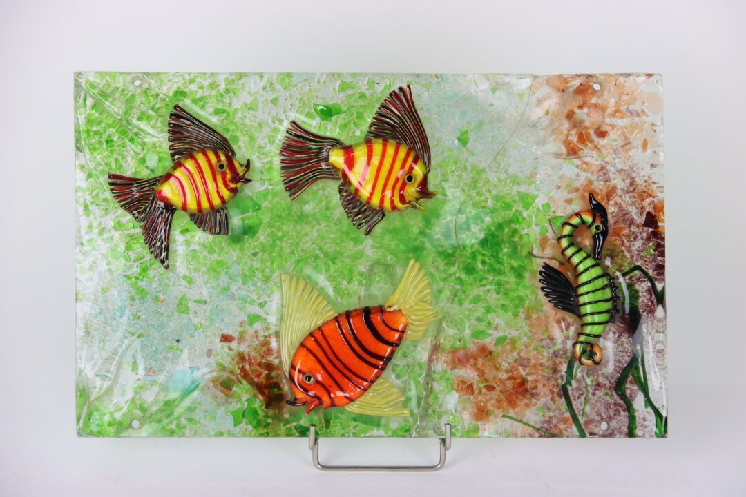 Null Obra del siglo XX. Panel de vidrio policromado con diseño de peces y caball&hellip;