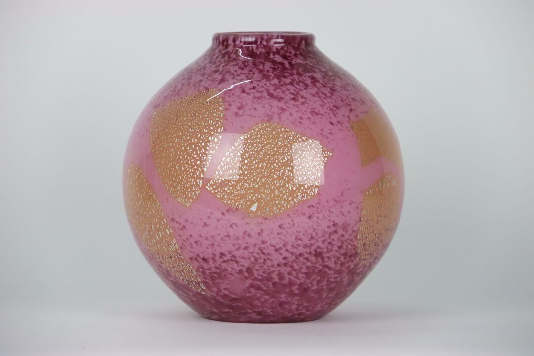 Null André DELATTE Nancy (1887-1953). Vase boule en verre dans les tons violacés&hellip;