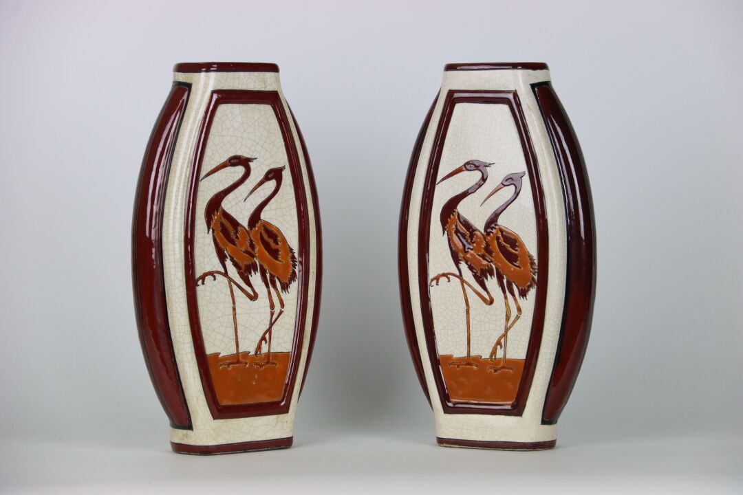 Null 一对裂纹陶瓷的大平底花瓶，装饰着一对鹳鸟。背面盖有印章。高度：38.50厘米