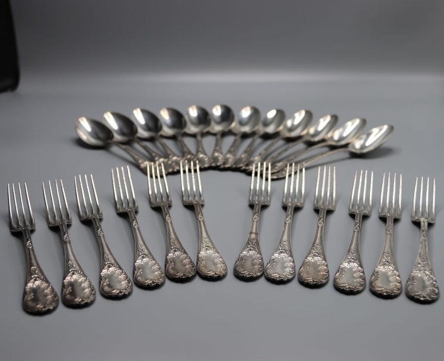 Null Set di dodici forchette e dodici cucchiai d'argento. Marchio di fabbrica Mi&hellip;