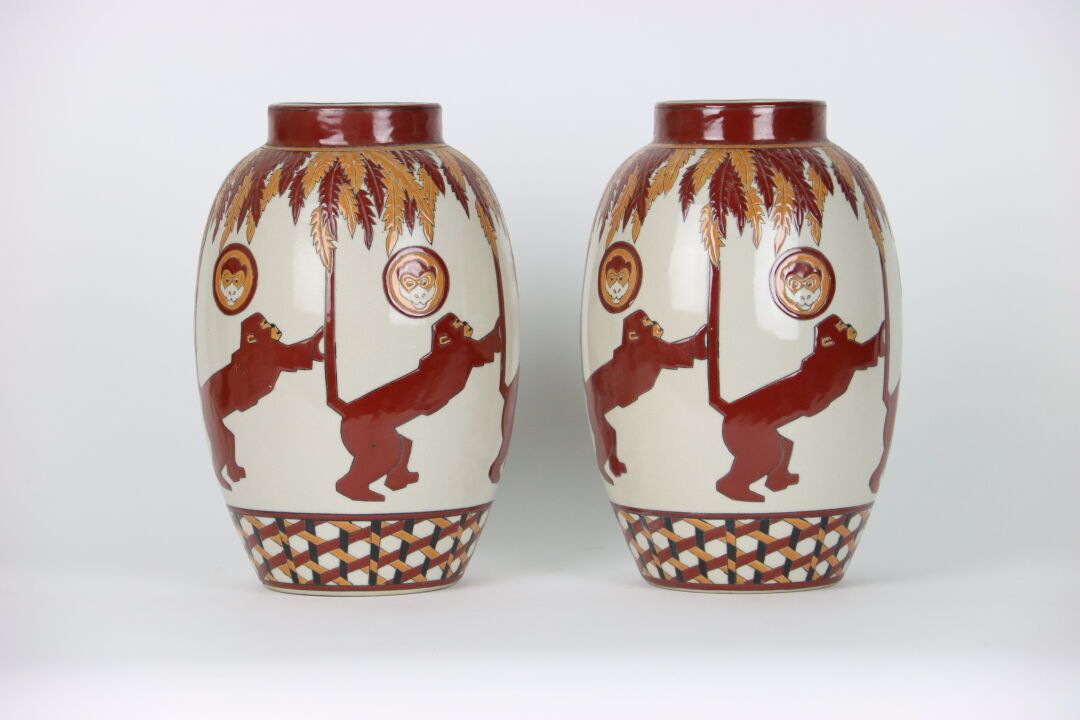 Null 一对大型裂纹和多色陶瓷花瓶，装饰有玩耍的猴子和虎头的刻痕。装饰艺术风格。高度：27厘米。