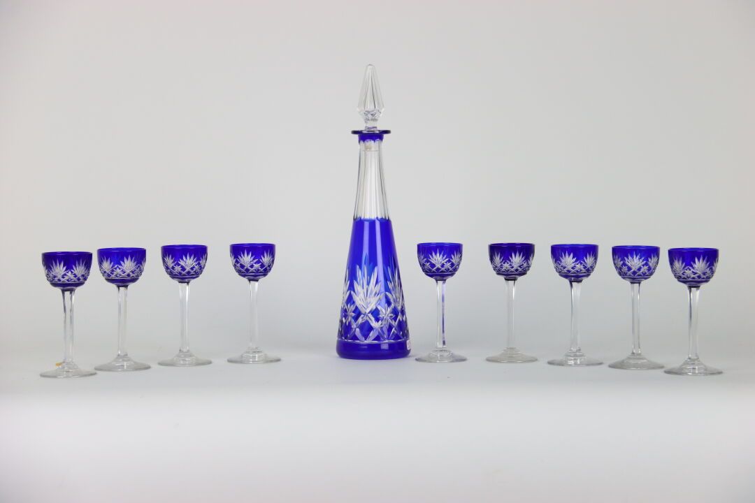 Null 9个半透明的蓝色水晶利口酒杯组，带脚，有棕榈树的切割装饰。咖啡壶的高度：31厘米。